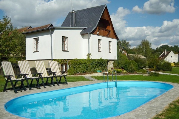 Ubytování s bazénem jižní Morava - ubytování v chatě s bazénem - u Uherčic